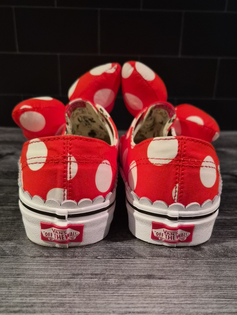 Vans x Disney Minnie Mouse Slipons - Picture 5 of 6